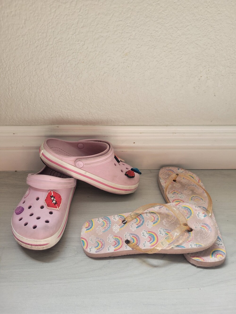 Kids Crocs Pink Clog Sandals w Jibbitz Charms & Rainbow Flip Flops Size 10
